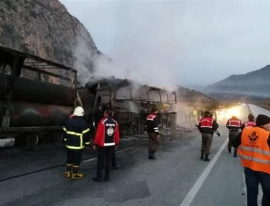 Τουρκία: Λεωφορείο κάηκε ολοσχερώς μετά από σύγκρουση με φορτηγό- 13 νεκροί ανάμεσα τους και παιδιά (φωτό, βίντεο)